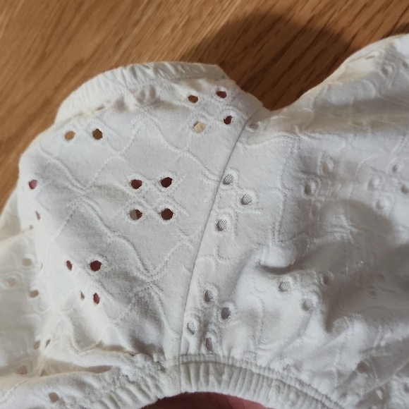 Hollister White eyelet crop top Size Small - Picture 8 of 8